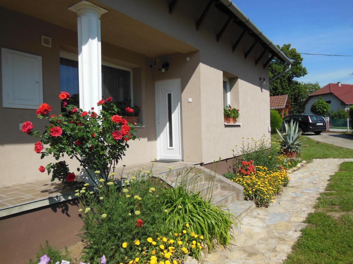 Viragos Apartman Balatonszárszó Екстериор снимка